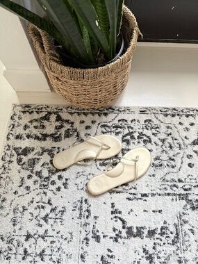 Like new Solei Sea Indie Sandal in Champagne Sz 10